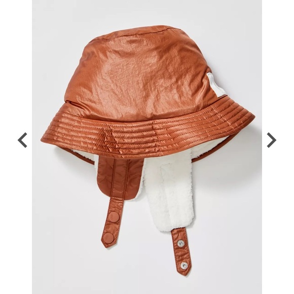 Free people’s Sherpa lined, water resistant reversible bucket hat. - Picture 2 of 7